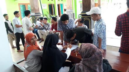 Rekam E-KTP dan KIA di Balai Desa Terong